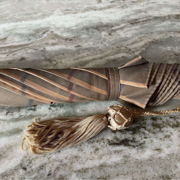 Burberry’s Umbrella With Wooden J Handle - Picture 8 of 10